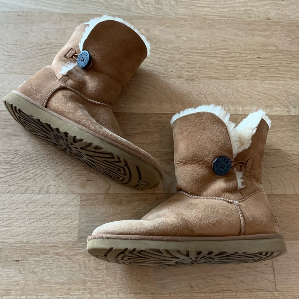 UGG Classic Bailey Button Boots in Chestnut Leather Sheepskin Womens 9